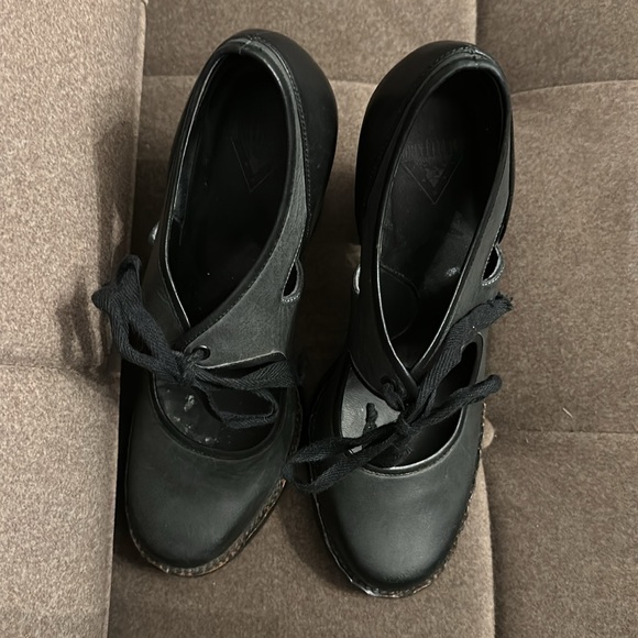 John Fluevog charcoal high heels. Gently worn three or so times. - Picture 4 of 8